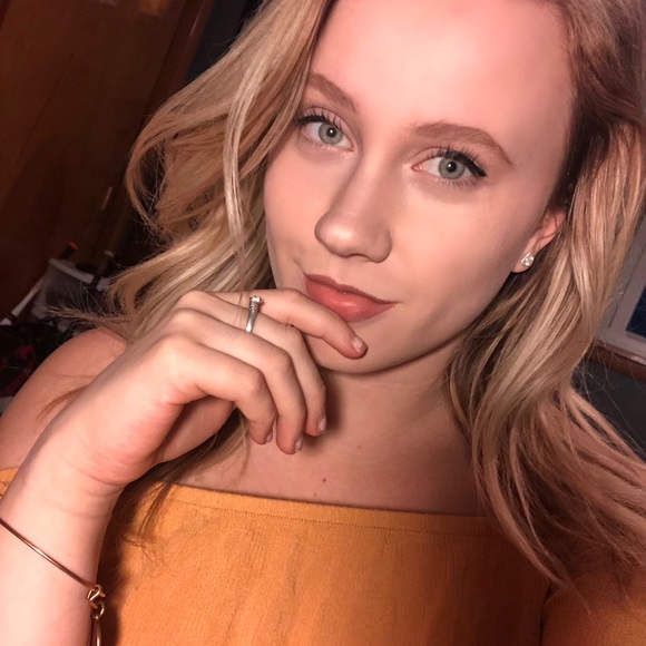 Meet your Posher, Cait - Picture 1 of 1